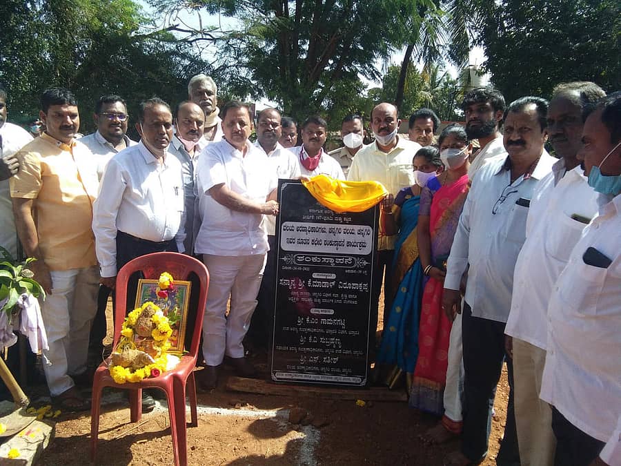 ಚನ್ನಗಿರಿಯ ವಲಯ ಅರಣ್ಯಾಧಿಕಾರಿ ನೂತನ ಕಚೇರಿಯ ನಿರ್ಮಾಣದ ಕಾಮಗಾರಿಗೆ ಶಾಸಕ ಮಾಡಾಳ್ ವಿರೂಪಾಕ್ಷಪ್ಪ ಸೋಮವಾರ ಶಂಕುಸ್ಥಾಪನೆ ನೆರವೇರಿಸಿದರು.