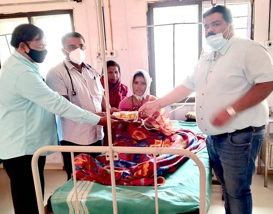 ಲಿಂಗಸುಗೂರಿನ ಸಾರ್ವಜನಿಕ ಆಸ್ಪತ್ರೆಯಲ್ಲಿ ವೈದ್ಯರು ಬಾಣಂತಿಯರಿಗೆ ಸಿಹಿ ತಿನಿಸಿನ ಪೊಟ್ಟಣ ವಿತರಿಸಿದರು