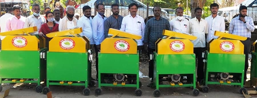 ಪಾಂಡವಪುರದಲ್ಲಿ ಮನ್ಮುಲ್ ವತಿಯಿಂದ ರೈತರಿಗೆ ಮೇವು ಕತ್ತರಿಸುವ ಯಂತ್ರ ವಿತರಿಸಲಾಯಿತು. ರಾಮಚಂದ್ರು, ಶಿವಪ್ಪ, ಪ್ರಸಾದ್, ಮಂಜುನಾಥ್ ಇದ್ದರು