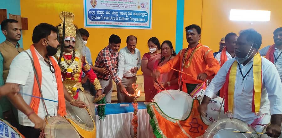 ಹೊಸದುರ್ಗದ ತಾಲ್ಲೂಕು ಕ್ರೀಡಾಂಗಣದಲ್ಲಿ ಸೋಮವಾರ ಆಯೋಜಿಸಿದ್ದ ಜಿಲ್ಲಾ ಮಟ್ಟದ ಕಲೆ ಮತ್ತು ಸಾಂಸ್ಕೃತಿಕ ಕಾರ್ಯಕ್ರಮವನ್ನು ಕನ್ನಡ ಮತ್ತು ಸಂಸ್ಕೃತಿ ಇಲಾಖೆಯ ಸಹಾಯಕ ನಿರ್ದೇಶಕ ಬಿ.ಧನಂಜಯ ಉದ್ಘಾಟಿಸಿದರು.