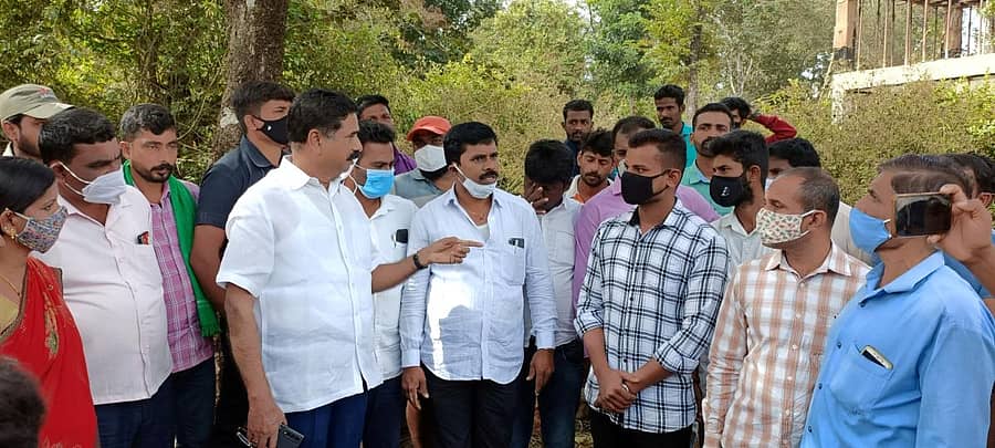 ಆನಂದಪುರ ಸಮೀಪದ ಇರುವಕ್ಕಿ ಶಿವಪ್ಪ ನಾಯಕ ಕೃಷಿ ವಿಶ್ವವಿದ್ಯಾಲಯಕ್ಕಾಗಿ ರೈತರ ಜಮೀನಿಗೆ ಬೇಲಿ ಹಾಕುತ್ತಿದ್ದ ಸ್ಥಳಕ್ಕೆ ಶಾಸಕ ಎಚ್. ಹಾಲಪ್ಪ ಹರತಾಳು ಭೇಟಿ ನೀಡಿ ಪರಿಶೀಲಿಸಿದರು.