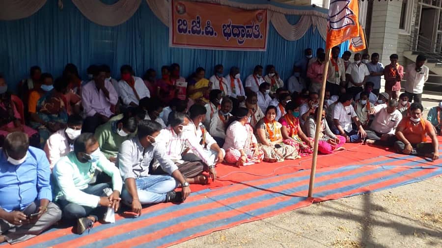 ಭದ್ರಾವತಿಯಲ್ಲಿ ಬಿಜೆಪಿ ನೇತೃತ್ವದಲ್ಲಿ ಸೋಮವಾರ ಸಂಗಮೇಶ್ವರ ಬಡಾವಣೆಗೆ ಹಕ್ಕುಪತ್ರ ನೀಡಬಾರದು ಎಂದು ಆಗ್ರಹಿಸಿ ಧರಣಿ ಸತ್ಯಾಗ್ರಹ ನಡೆಯಿತು.