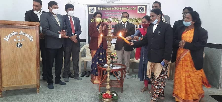 ಕೆಜಿಎಫ್ ನ್ಯಾಯಾಲಯದಲ್ಲಿ ಸೋಮವಾರ ರಾಷ್ಟ್ರೀಯ ಹೆಣ್ಣು ಮಕ್ಕಳ ದಿನಾಚರಣೆ ನಡೆಯಿತು. ನ್ಯಾಯಾಧೀಶರಾದ ಮಹೇಶ ಶಂ ಪಾಟೀಲ, ಮಂಜುನಾಥ್, ಕಿರಣ್, ವಕೀಲರ ಸಂಘದ ಅಧ್ಯಕ್ಷ ರಾಜಗೋಪಾಲಗೌಡ ಇದ್ದರು