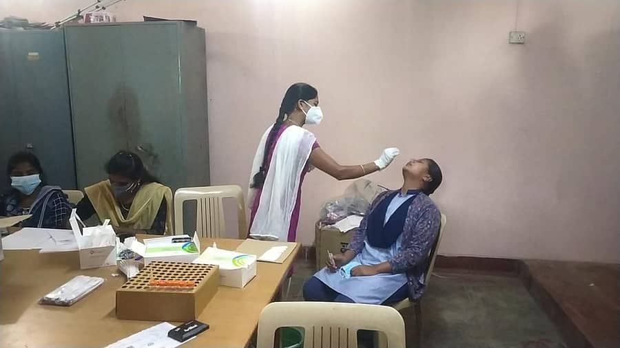 ಬಂಗಾರಪೇಟೆಯ ಸರ್ಕಾರಿ ಬಾಲಕಿಯರ ಜೂನಿಯರ್ ಕಾಲೇಜಿನಲ್ಲಿ ಸೋಮವಾರ ಆರೋಗ್ಯ ಇಲಾಖೆ ಸಿಬ್ಬಂದಿ ವಿದ್ಯಾರ್ಥಿನಿಯರ ಮೂಗು ಹಾಗೂ ಗಂಟಲು ದ್ರವ ಸಂಗ್ರಹಿಸಿದರು