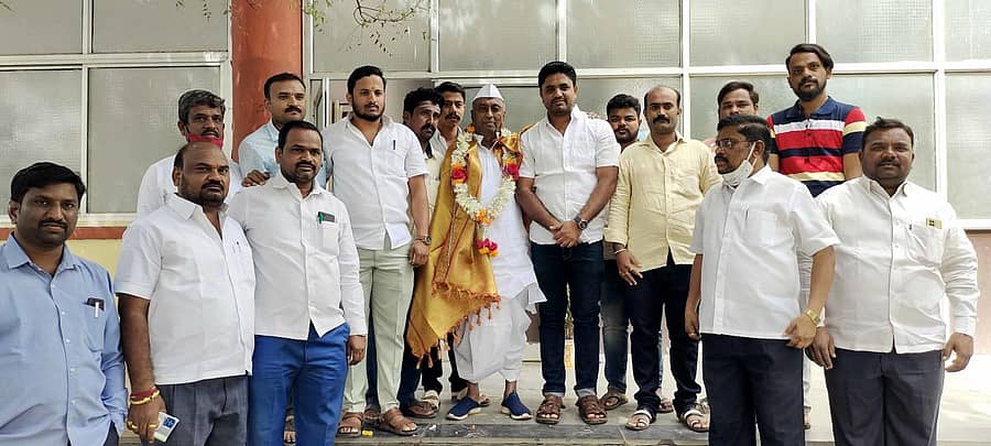 ಅಫಜಲಪುರ ಪಟ್ಟಣದ ಪ್ರವಾಸಿ ಮಂದಿರದಲ್ಲಿ ಯುವ ಕಾಂಗ್ರೆಸ್ ನಗರ ಘಟಕದಿಂದ ಶಾಸಕ ಎಂ.ವೈ.ಪಾಟೀಲ್ ಅವರಿಗೆ ಸನ್ಮಾನ ಮಾಡಲಾಯಿತು.ಯುವ ಕಾಂಗ್ರೆಸ್ ತಾಲ್ಲೂಕು ಅಧ್ಯಕ್ಷ ಅಂಬರೀಶ್ ಬರಲಿ, ನಗರಾಧ್ಯಕ್ಷ ಮಾಜೀದ ಪಟೇಲ್, ತಾಲ್ಲೂಕು ಬ್ಲಾಕ್ ಕಾಂಗ್ರೆಸ್ ಕಾರ್ಯದರ್ಶಿ ಶರಣು ಕುಂಬಾರ ಇದ್ದರು.