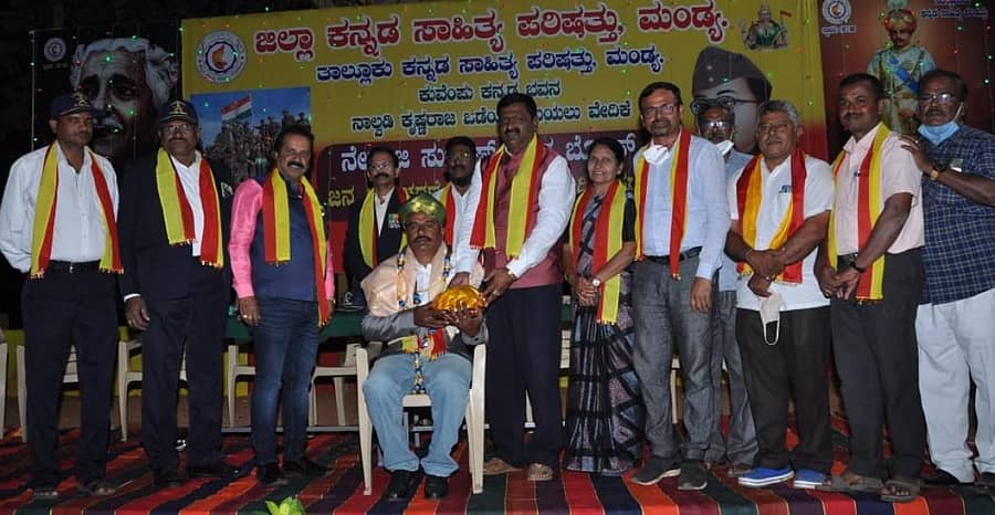ಮಂಡ್ಯ ನಗರದ ಕನ್ನಡ ಭವನದಲ್ಲಿ ಆಯೋಜಿಸಿದ್ದ ನೇತಾಜಿ ಸುಭಾಷ್ ಚಂದ್ರ ಬೋಸ್ ಜನ್ಮದಿನಾಚರಣೆಯಲ್ಲಿ ಮಾಜಿ ಸೈನಿಕ ಬಿ.ಸುರೇಶ್ ಅವರನ್ನು ಸನ್ಮಾನಿಸಲಾಯಿತು. ಮೇಜರ್ ಅಶ್ವಥ್, ಜಿ.ಎ.ರಮೇಶ್, ರವಿಕುಮಾರ ಚಾಮಲಾಪುರ ಇದ್ದಾರೆ