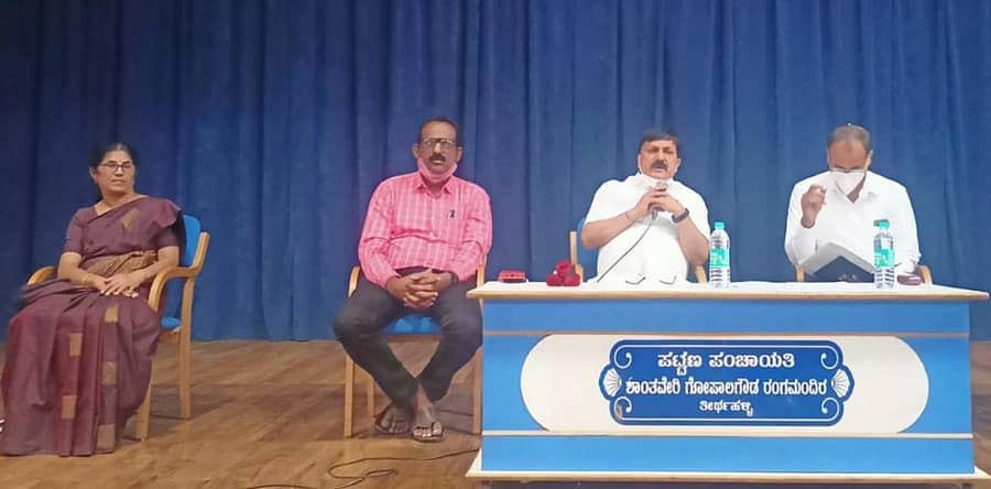 ತೀರ್ಥಹಳ್ಳಿ ಪಟ್ಟಣದ ಶಾಂತವೇರಿ ಗೋಪಾಲಗೌಡ ರಂಗಮಂದಿರದಲ್ಲಿ ಸೋಮವಾರ ಗೃಹಸಚಿವ ಆರಗ ಜ್ಞಾನೇಂದ್ರ ಶೈಕ್ಷಣಿಕ ಪ್ರಗತಿ ಪರಿಶೀಲನಾ ಸಭೆ ನಡೆಸಿದರು.