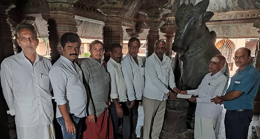 ಬನವಾಸಿಯ ಮಧುಕೇಶ್ವರ ದೇವಸ್ಥಾನದ ಮಹಾಸ್ಯಂದನ ರಥದ ಮರುನಿರ್ಮಾಣಕ್ಕೆ ದೇವಸ್ಥಾನ ವ್ಯವಸ್ಥಾಪನ ಸಮಿತಿಯ ಅಧ್ಯಕ್ಷ ರಾಜಶೇಖರ ಒಡೆಯರ್, ಅವರ ಪುತ್ರ ವಿಶ್ವನಾಥ ರಾಜಶೇಖರ ಒಡೆಯರ್ ತಮ್ಮ ಕುಟುಂಬದ ವತಿಯಿಂದ ₹5,05,555 ಮೊತ್ತದ ದೇಣಿಗೆಯ ಚೆಕ್ನ್ನು ರಥ ನಿರ್ಮಾಣದ ಆರ್ಥಿಕ ಸಮಿತಿ ಅಧ್ಯಕ್ಷ ದ್ಯಾಮಣ್ಣ ದೊಡ್ಮನಿ ಅವರಿಗೆ ದೇವಸ್ಥಾನದ ಆವರಣದಲ್ಲಿ ಮಂಗಳವಾರ ಚೆಕ್ ಹಸ್ತಾಂತರಿಸಿದರು.