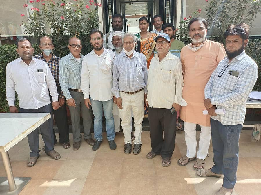 ವಿಜಯಪುರ ನಗರಕ್ಕೆ ಮಂಗಳವಾರ ಭೇಟಿ ನೀಡಿದ ಸಾಮಾಜಿಕ ಹೋರಾಟಗಾರರ ಎಸ್.ಆರ್. ಹಿರೇಮಠ ಅವರನ್ನು ಸ್ಥಳೀಯ ಮುಖಂಡರು ಸ್ವಾಗತಿಸಿದರು