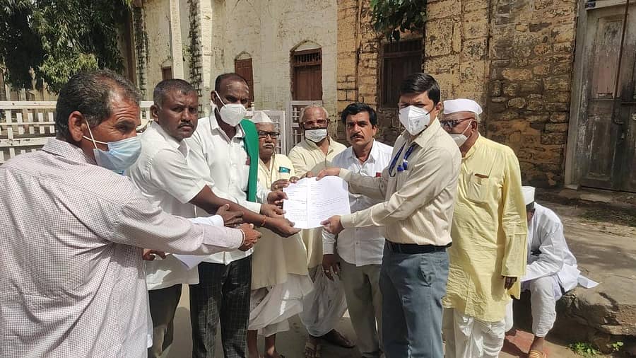 ಇಂಗಳೇಶ್ವರ ಗ್ರಾಮಕ್ಕೆ ಪ್ರಾಥಮಿಕ ಆರೋಗ್ಯ ಕೇಂದ್ರ ಮಂಜೂರು ಮಾಡಬೇಕು ಎಂದು ಆಗ್ರಹಿಸಿ ಗ್ರಾಮಸ್ಥರು ಹೆಚ್ಚುವರಿ ಜಿಲ್ಲಾಧಿಕಾರಿ ರಮೇಶ ಕಳಸದಗೆ ಮನವಿ ಸಲ್ಲಿಸಿದರು