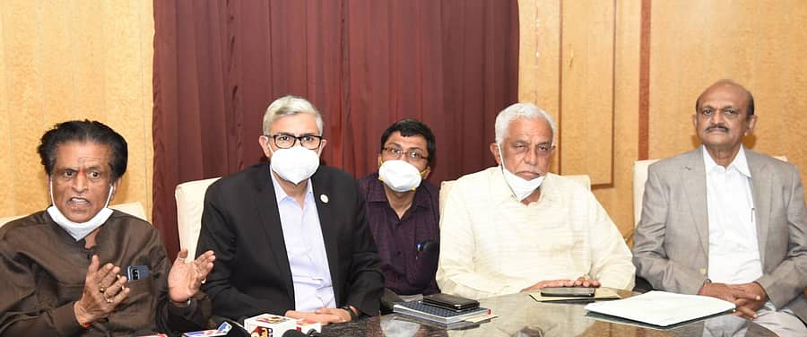 ಶ್ರೀ ದೇವರಾಜ ಅರಸು ಟ್ರಸ್ಟ್ನ ಅಧ್ಯಕ್ಷಗಾದಿ ವಿವಾದದ ಸಂಬಂಧ ಟ್ರಸ್ಟ್ನ ಅಧ್ಯಕ್ಷ ಜಿ.ಎಚ್.ನಾಗರಾಜ್ ಕೋಲಾರದಲ್ಲಿ ಮಂಗಳವಾರ ಪತ್ರಿಕಾಗೋಷ್ಠಿಯಲ್ಲಿ ಮಾತನಾಡಿದರು