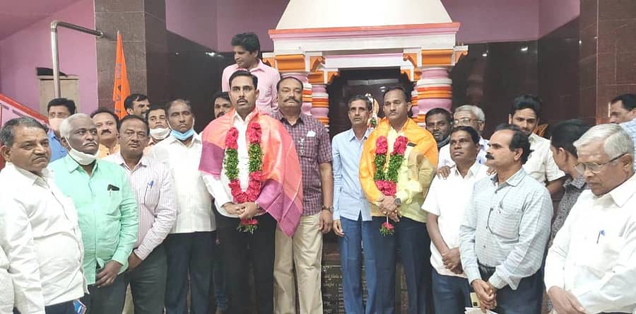 ಬೀದರ್ನ ಬಸವ ಮಂಟಪದಲ್ಲಿ ನಡೆದ ಸಭೆಯಲ್ಲಿ ರಾಷ್ಟ್ರೀಯ ಬಸವ ದಳದ ರಾಷ್ಟ್ರೀಯ ಅಧ್ಯಕ್ಷ ಬಸವರಾಜ ಧನ್ನೂರು ಹಾಗೂ ಪ್ರಧಾನ ಕಾರ್ಯದರ್ಶಿ ರಾಜೇಂದ್ರಕುಮಾರ ಗಂದಗೆ ಅವರನ್ನು ಸನ್ಮಾನಿಸಲಾಯಿತು