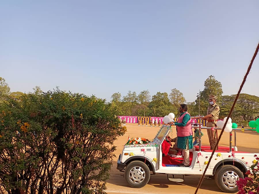 ಜಿಲ್ಲಾ ಕವಾಯತು ಮೈದಾನದಲ್ಲಿ ಕೃಷಿ ಸಚಿವ ಸಚಿವ ಬಿ.ಸಿ.ಪಾಟೀಲ ಗಣರಾಜ್ಯೋತ್ಸವದ ಧ್ವಜಾರೋಹಣ ನೆರವೇರಿಸಿದರು. 