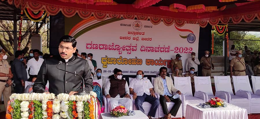 ಬೀದರ್ನ ಪೊಲೀಸ್ ಕವಾಯತು ಮೈದಾನದಲ್ಲಿ ಬುಧವಾರ ಜಿಲ್ಲಾಧಿಕಾರಿ ರಾಮಚಂದ್ರನ್ ಆರ್. ಧ್ವಜಾರೋಹಣ ನೆರವೇರಿಸಿ ಮಾತನಾಡಿದರು