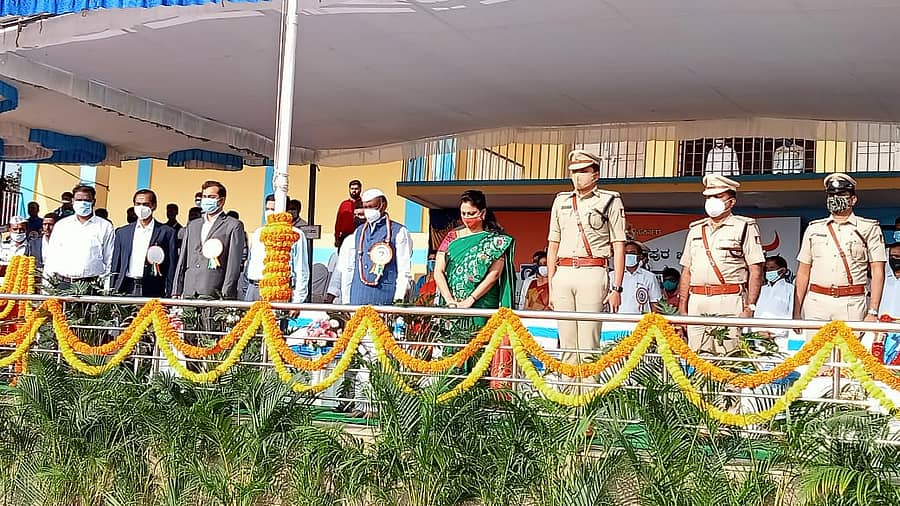 ಚಿಕ್ಕಬಳ್ಳಾಪುರ ಜಿಲ್ಲಾ ಉಸ್ತುವಾರಿ ಸಚಿವ ಎಂ.ಟಿ.ಬಿ.ನಾಗರಾಜ್ ಧ್ವಜಾರೋಹಣ ನೆರವೇರಿಸಿದರು.