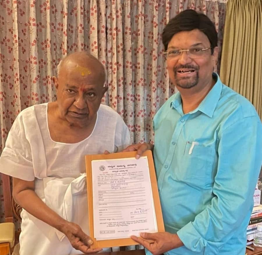 ಮಹೇಶ ಜೋಶಿ ಅವರು ಸದಸ್ಯತ್ವ ಪ್ರತಿಯನ್ನು ಎಚ್.ಡಿ. ದೇವೇಗೌಡ ಅವರಿಗೆ ಹಸ್ತಾಂತರಿಸಿದರು.