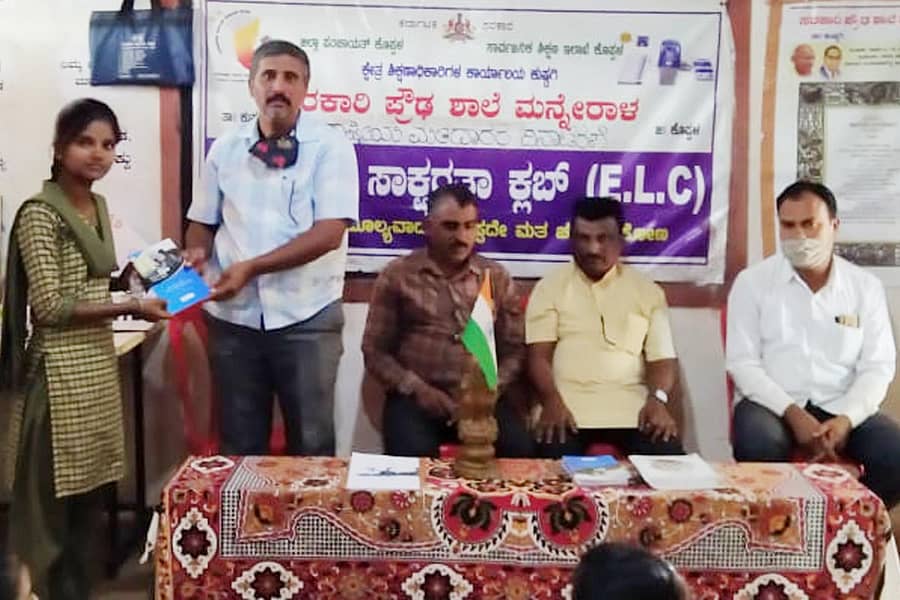 ಹನುಮಸಾಗರ ಸಮೀಪದ ಮನ್ನೇರಾಳ ಸರ್ಕಾರಿ ಪ್ರೌಢ ಶಾಲೆಯಲ್ಲಿ ಮಂಗಳವಾರ ರಾಷ್ಟ್ರೀಯ ಮತದಾರರ ದಿನಾಚರಣೆ ಪ್ರಯುಕ್ತ ಏರ್ಪಡಿಸಲಾಗಿದ್ದ ಸ್ಪರ್ಧೆಯಲ್ಲಿ ವಿಜೇತರಾದ ವಿದ್ಯಾರ್ಥಿಗಳಿಗೆ ಬಹುಮಾನ ವಿತರಿಸಲಾಯಿತು