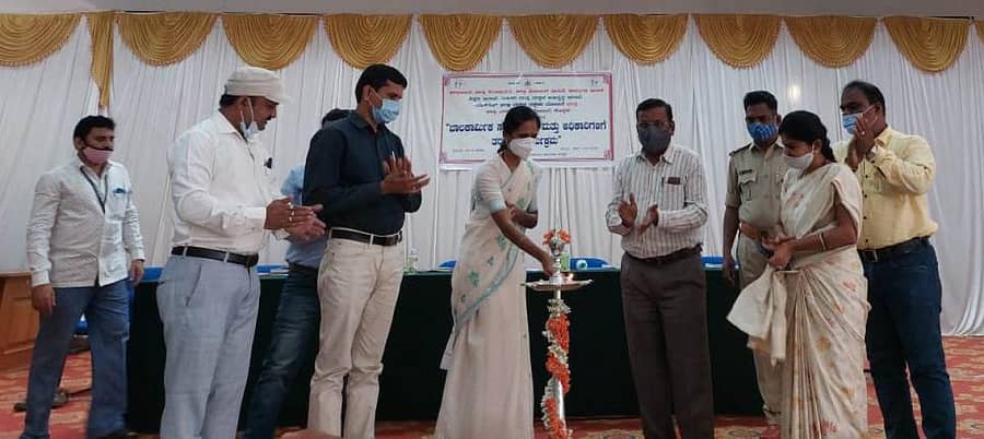 ಕೊಪ್ಪಳದ ಜಿಲ್ಲಾಡಳಿತ ಭವನದ ನಡೆದ ತರಬೇತಿ ಕಾರ್ಯಕ್ರಮಕ್ಕೆ ಮಹಿಳಾ ಮತ್ತು ಮಕ್ಕಳ ಕಲ್ಯಾಣ ಇಲಾಖೆ ಉಪನಿರ್ದೇಶಕಿ ಅಕ್ಕಮಹಾದೇವಿ ಗಿರಡ್ಡಿ ಚಾಲನೆ ನೀಡಿದರು