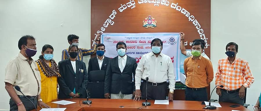 ಆನೇಕಲ್‌ನಲ್ಲಿ ರಾಷ್ಟ್ರೀಯ ಮತದಾರರ ದಿನಾಚರಣೆ ಅಂಗವಾಗಿ ತಹಶೀಲ್ದಾರ್ ಪಿ.ದಿನೇಶ್ ಪ್ರತಿಜ್ಞಾ ವಿಧಿ ಭೋದಿಸಿದರು