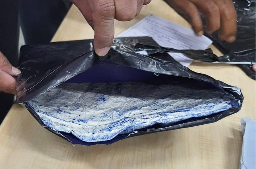 ಬ್ಯಾಗ್ನಲ್ಲಿ ಡ್ರಗ್ಸ್ ಪುಡಿ ಬಚ್ಚಿಟ್ಟಿರುವುದು