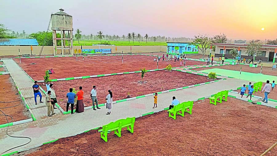 ಗಂಗಾವತಿ ತಾಲ್ಲೂಕಿನ ಚಿಕ್ಕಜಂತಕಲ್ ಗ್ರಾಮ ಪಂಚಾಯಿತಿ ವ್ಯಾಪ್ತಿಯ ಹೊಸ ಅಯೋಧ್ಯೆ ಗ್ರಾಮದ ಸರ್ಕಾರಿ ಹಿರಿಯ ಪ್ರಾಥಮಿಕ ಶಾಲೆಯಲ್ಲಿ ನಿರ್ಮಿಸಲಾದ ಸುಸಜ್ಜಿತ ಮೈದಾನ