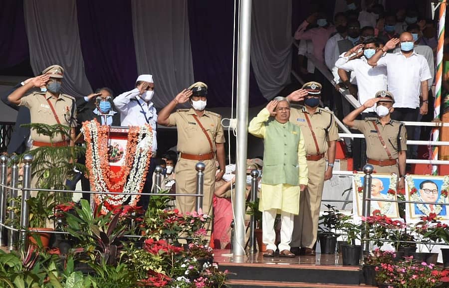 ಬೆಳಗಾವಿಯಲ್ಲಿ ಜಿಲ್ಲಾಡಳಿತದಿಂದ ಬುಧವಾರ ಆಯೋಜಿಸಿದ್ದ ಗಣರಾಜ್ಯೋತ್ಸವದಲ್ಲಿ ಜಿಲ್ಲಾ ಉಸ್ತುವಾರಿ ಸಚಿವ ಗೋವಿಂದ ಕಾರಜೋಳ ಧ್ವಜಾರೋಹಣ ನೆರವೇರಿಸಿ ಗೌರವ ವಂದನೆ ಸ್ವೀಕರಿಸಿದರುಪ್ರಜಾವಾಣಿ ಚಿತ್ರ