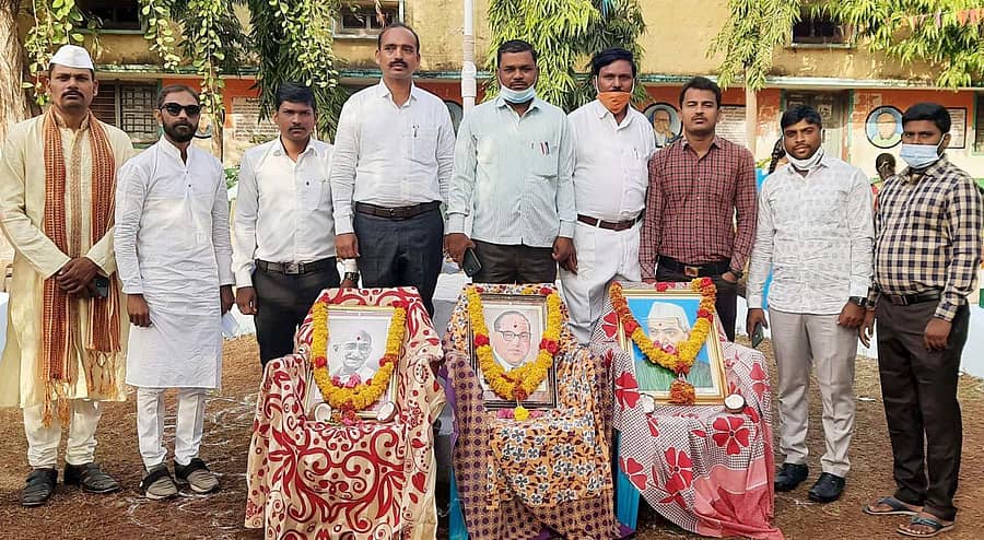 ಕನಕಗಿರಿಯ ಕರ್ನಾಟಕ ಪಬ್ಲಿಕ್ ಶಾಲೆಯಲ್ಲಿ ಬುಧವಾರ ನಡೆದ ಧ್ವಜಾರೋಹಣ ಕಾರ್ಯಕ್ರಮದಲ್ಲಿ ರಾಷ್ಟ್ರ ನಾಯಕರ ಭಾವಚಿತ್ರಗಳಿಗೆ ಪೂಜೆ ಸಲ್ಲಿಸಲಾಯಿತು 