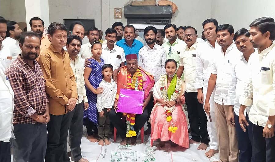 ಕನಕಗಿರಿಯಲ್ಲಿ ಬಣಜಿಗ ಸಮಾಜದ ವತಿಯಿಂದ ಪಟ್ಟಣ ಪಂಚಾಯಿತಿ ಸದಸ್ಯ ಸುರೇಶ ಗುಗ್ಗಳಶೆಟ್ರ ಹಾಗೂ ಚಿತ್ರಕಲೆ ಸ್ಪರ್ಧೆಯಲ್ಲಿ ರಾಜ್ಯ ಮಟ್ಟಕ್ಕೆ ಆಯ್ಕೆಯಾದ ವಿದ್ಯಾರ್ಥಿನಿ ರಕ್ಷಿತಾ ಪ್ರಕಾಶ ಅವರನ್ನು ಬುಧವಾರ ಸನ್ಮಾನಿಸಲಾಯಿತು