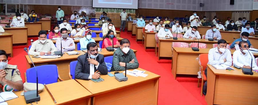 ಜಿಲ್ಲಾ ಉಸ್ತುವಾರಿ ಸಚಿವ ವಿ.ಸೋಮಣ್ಣ ನೇತೃತ್ವದಲ್ಲಿ ನಡೆದ ಸಭೆಯಲ್ಲಿ ಭಾಗವಹಿಸಿದ್ದ ಅಧಿಕಾರಿಗಳು