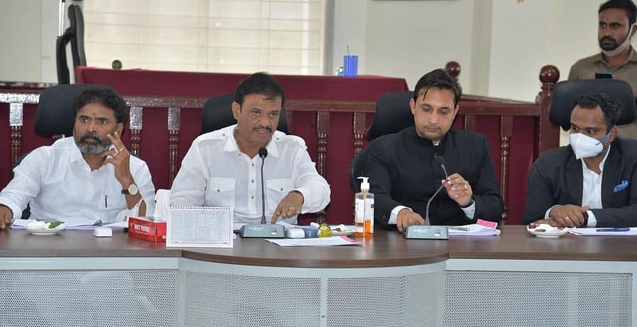 ಜಿಲ್ಲಾ ಉಸ್ತುವಾರಿ ಸಚಿವ ಎನ್.ಮುನಿರತ್ನ ಕೋಲಾರದಲ್ಲಿ ಬುಧವಾರ ಪ್ರಗತಿ ಪರಿಶೀಲನಾ ಸಭೆ ನಡೆಸಿದರು