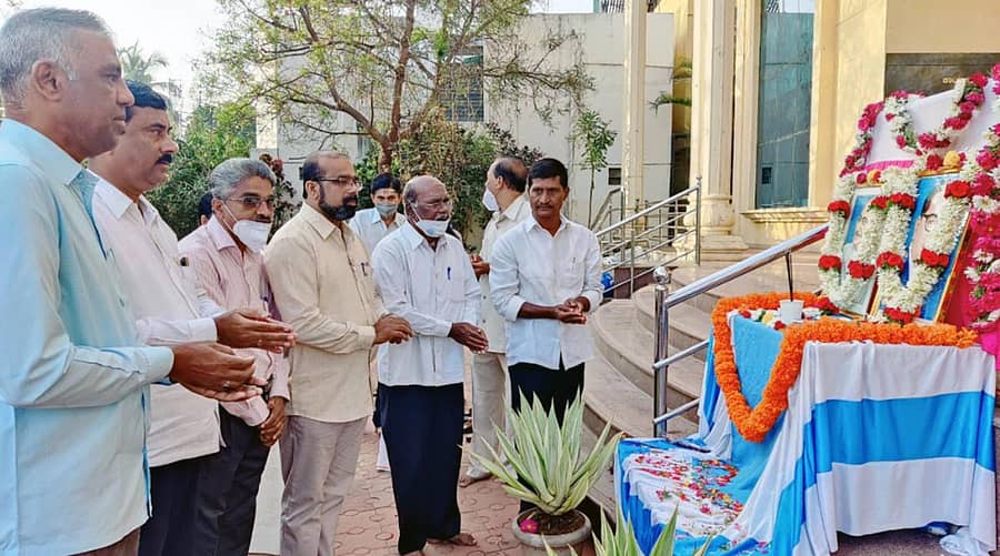 ದಾವಣಗೆರೆ ಜಿಲ್ಲಾ ಮತ್ತು ತಾಲ್ಲೂಕು ಕನ್ನಡ ಸಾಹಿತ್ಯ ಪರಿಷತ್ತಿನ ಆಶ್ರಯದಲ್ಲಿ ಕುವೆಂಪು ಕನ್ನಡ ಭವನದಲ್ಲಿ ಬುಧವಾರ ಗಣರಾಜ್ಯೋತ್ಸವ ಆಚರಿಸಲಾಯಿತು.