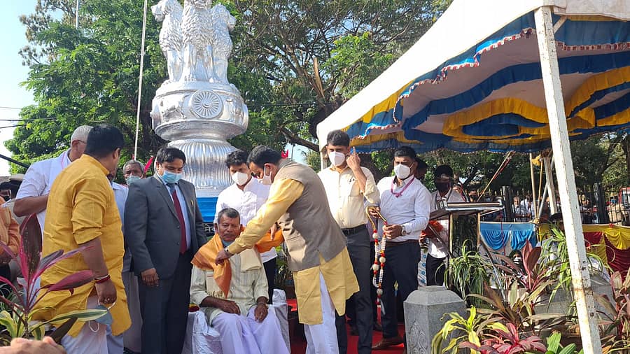 ದಕ್ಷಿಣ ಕನ್ನಡ ಜಿಲ್ಲೆಯ ಕೃಷಿಕ ಅಮೈ ಮಹಾಲಿಂಗ ನಾಯ್ಕ ಅವರನ್ನು ಜಿಲ್ಲಾ ಉಸ್ತುವಾರಿ ಸಚಿವ ಸುನಿಲ್‌ ಕುಮಾರ್‌ ಅವರು ಸನ್ಮಾನಿಸಿದರು.