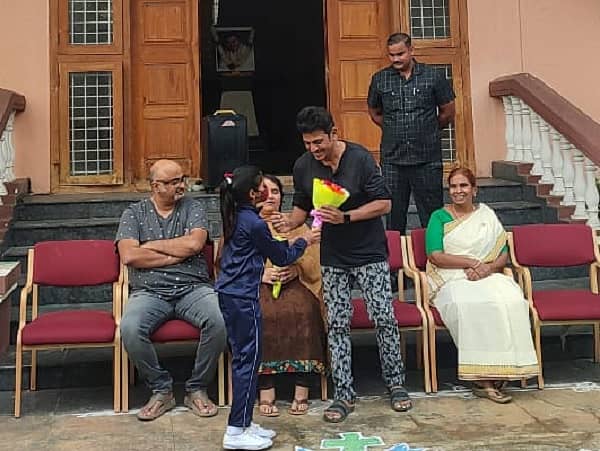 ಮಹಿಳೆಯರ ಪುನರ್ವಸತಿ ಮತ್ತು ಅಭಿವೃದ್ಧಿ ಕೇಂದ್ರ ‘ಶಕ್ತಿಧಾಮ’ದಲ್ಲಿ ನಟ ಶಿವರಾಜಕುಮಾರ್ ಅವರು ಬುಧವಾರ ಗಣರಾಜ್ಯೋತ್ಸವದಲ್ಲಿ ಭಾಗಿಯಾಗಿ, ಧ್ವಜಾರೋಹಣ ನೆರವೇರಿಸಿದರು.