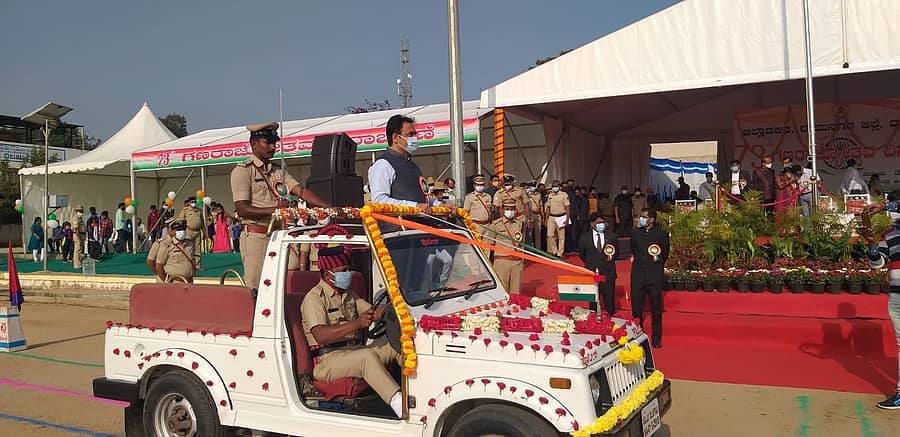 ಪೊಲೀಸ್ ಪಥ ಸಂಚಲನದಲ್ಲಿ ಜಿಲ್ಲಾ ಉಸ್ತುವಾರಿ ಸಚಿವ ಡಾ. ಸಿ.ಎನ್. ಅಶ್ವತ್ಥನಾರಾಯಣ ಪಾಲ್ಗೊಂಡಿದ್ದರು.