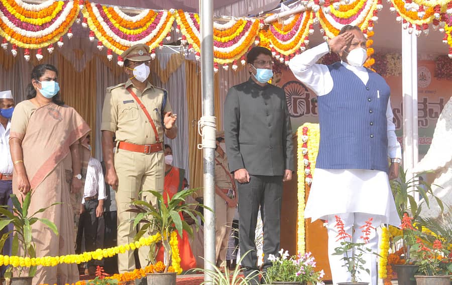 ಚಿಕ್ಕಮಗಳೂರಿನ ಜಿಲ್ಲಾ ಆಟದ ಮೈದಾನದಲ್ಲಿ ಏರ್ಪಡಿಸಿದ್ದ ಗಣರಾಜ್ಯೋತ್ಸವ ಸಮಾರಂಭದಲ್ಲಿ ಜಿಲ್ಲಾ ಉಸ್ತುವಾರಿ ಸಚಿವ ಈಶ್ವರಪ್ಪ ಅವರು ಧ್ವಜಾರೋಹಣ ನೆರವೇರಿಸಿ ಗೌರವ ವಂದನೆ ಸಲ್ಲಿಸಿದರು. ಹೆಚ್ಚುವರಿ ಜಿಲ್ಲಾಧಿಕಾರಿ ಬಿ.ಆರ್‌.ರೂಪಾ, ಜಿಲ್ಲಾ ಪೊಲೀಸ್‌ ವರಿಷ್ಠಾಧಿಕಾರಿ ಅಕ್ಷಯ್‌ ಎಂ. ಹಾಕೆ, ಜಿಲ್ಲಾ ಪಂಚಾಯಿತಿ ಸಿಇಒ ಜಿ.ಪ್ರಭು ಇದ್ದರು. ಪ್ರಜಾವಾಣಿ ಚಿತ್ರ