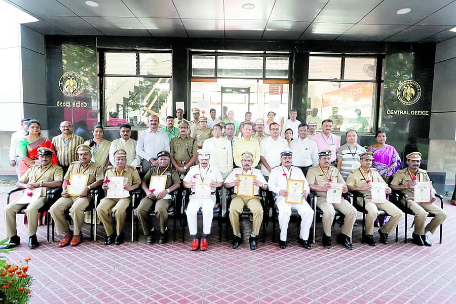 ಅಪಘಾತ ರಹಿತ ಚಾಲನೆ ಮಾಡಿದ ಕೆಎಸ್‌ಆರ್‌ಟಿಸಿ ಚಾಲಕರನ್ನು ಗಣರಾಜ್ಯೋತ್ಸವದ ಅಂಗವಾಗಿ ಸನ್ಮಾನಿಸಲಾಯಿತು. ನಿಗಮದ ವ್ಯವಸ್ಥಾಪಕ ನಿರ್ದೇಶಕ ಶಿವಯೋಗಿ ಸಿ.ಕಳಸದ ಹಾಗೂ ಅಧಿಕಾರಿಗಳು ಹಾಜರಿದ್ದರು