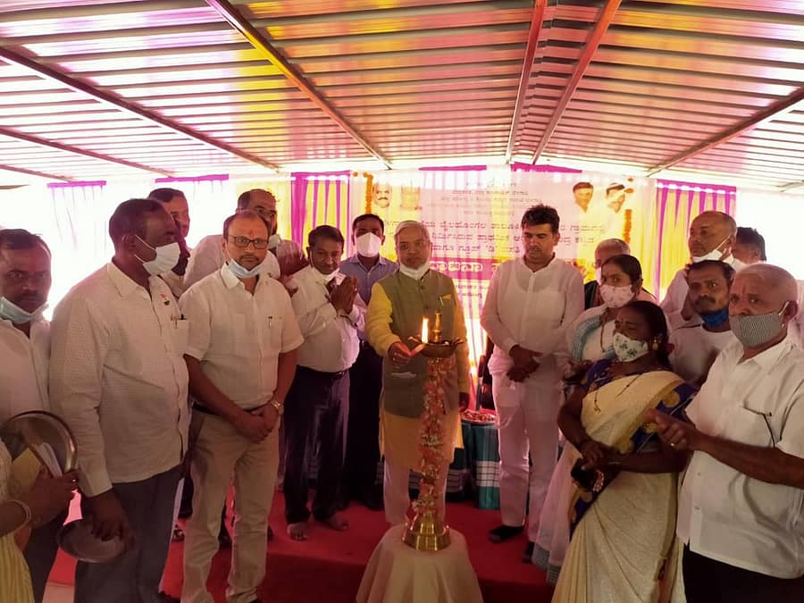 ನೇಸರಗಿ ಸಮೀಪದ ದೇಶನೂರ ಗ್ರಾಮದಲ್ಲಿ ನೂತನ ಪ್ರಾಥಮಿಕ ಆರೋಗ್ಯ ಕೇಂದ್ರವನ್ನು ಜಿಲ್ಲಾ ಉಸ್ತುವಾರಿ ಸಚಿವ ಗೋವಿಂದ ಕಾರಜೋಳ ಬುಧವಾರ ಉದ್ಘಾಟಿಸಿದರು