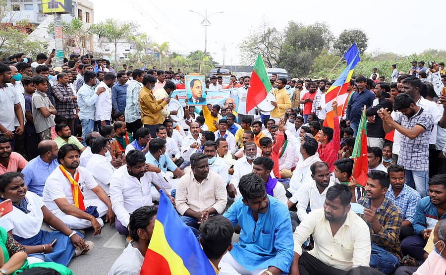 ರಾಯಚೂರಿನ ರಾಷ್ಟ್ರೀಯ ಹೆದ್ದಾರಿಯಲ್ಲಿರುವ ಡಾ.ಬಿ.ಆರ್.ಅಂಬೇಡ್ಕರ್ ವೃತ್ತದಲ್ಲಿ ದಲಿತ ಸಂಘಟನೆಗಳ ಒಕ್ಕೂಟದಿಂದ ಗುರುವಾರ ಪ್ರತಿಭಟನೆ ನಡೆಸಲಾಯಿತು