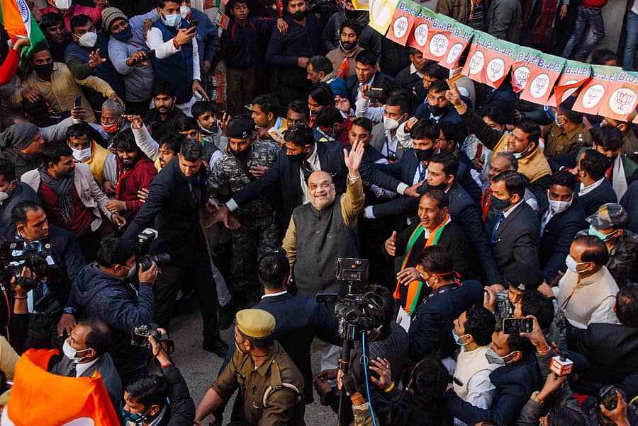 ಕೇಂದ್ರ ಗೃಹ ಸಚಿವ ಅಮಿತ್ ಶಾ ಅವರು ಗ್ರೇಟರ್ ನೊಯ್ಡಾದಲ್ಲಿ ಗುರುವಾರ ಮನೆ ಮನೆ ಪ್ರಚಾರ ನಡೆಸಿದರು