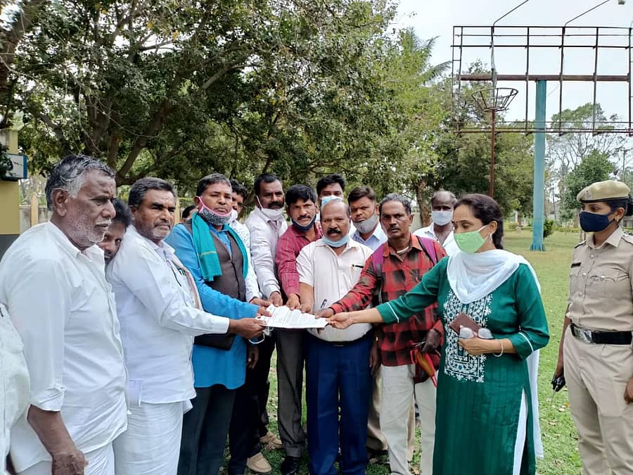 ದಲಿತ ಸಂಘರ್ಷ ಸಮಿತಿಯ (ಅಂಬೇಡ್ಕರ್ ವಾದ) ಪದಾಧಿಕಾರಿಗಳು ಶುಕ್ರವಾರ ಹೆಚ್ಚುವರಿ ಜಿಲ್ಲಾಧಿಕಾರಿ ಎಸ್.ಕಾತ್ಯಾಯಿನಿದೇವಿಗೆ ಮನವಿ ಸಲ್ಲಿಸಿದರು