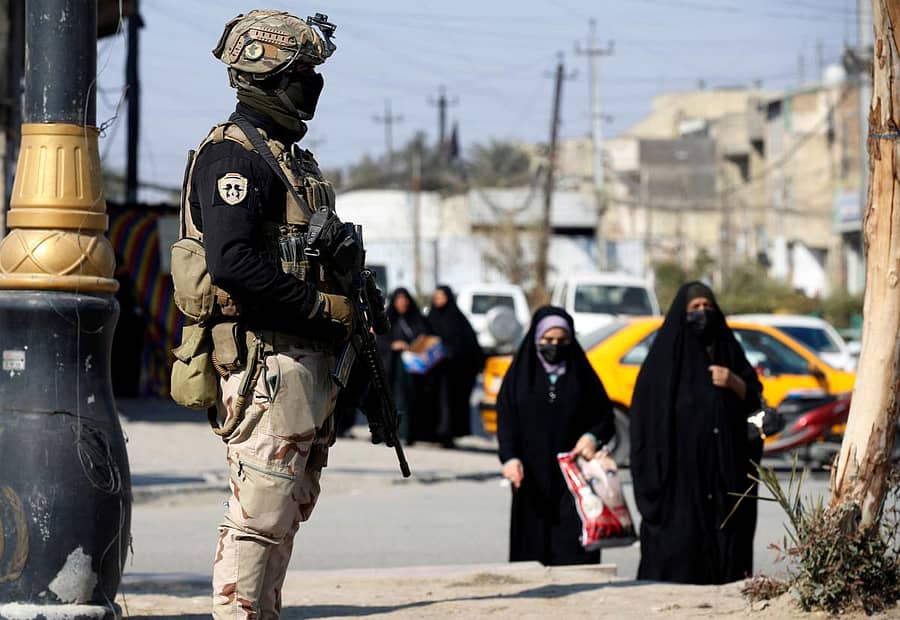 ವಿಮಾನ ನಿಲ್ದಾಣ ಹಾಗೂ ಸೇನಾ ನೆಲೆಯನ್ನು ಗುರಿಯಾಗಿಸಿ ರಾಕೆಟ್ ದಾಳಿ ನಡೆದ ಹಿನ್ನೆಲೆಯಲ್ಲಿ ಇರಾಕ್ ರಾಜಧಾನಿ ಬಾಗ್ದಾದ್ ನಗರದಲ್ಲಿ ಶುಕ್ರವಾರ ಕಟ್ಟೆಚ್ಚರ ಘೋಷಿಸಲಾಗಿದ್ದು ಚೆಕ್ಪಾಯಿಂಟ್ಯೊಂದರಲ್ಲಿ ಯೋಧರು ಕಾವಲು ಕಾಯುತ್ತಿದ್ದರು –ಎಎಫ್ಪಿ ಚಿತ್ರ