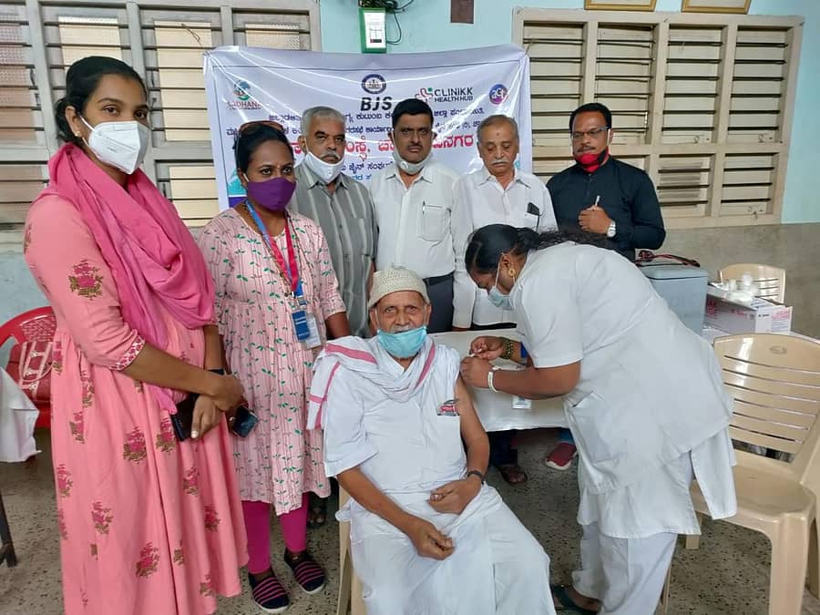 ಚಾಮರಾಜನಗರದ ಶ್ರೀ ಪಾರ್ಶ್ವನಾಥ ಜೈನ ಸಂಘ ಹಾಗೂ ಸಾಧನ ಸಂಸ್ಥೆಗಳ ಸಹಯೋಗದಲ್ಲಿ ಮಹಾವೀರ ಭವನದಲ್ಲಿ ಗುರುವಾರ ಹಮ್ಮಿಕೊಳ್ಳಲಾಗಿದ್ದ ಕೋವಿಡ್ ಲಸಿಕೆ ವಿತರಣೆ ಕಾರ್ಯಕ್ರಮದಲ್ಲಿ ಹಿರಿಯ ನಾಗರಿಕ ಹುಚ್ಚೇಗೌಡ ಅವರು ಬೂಸ್ಟರ್ ಡೋಸ್ ಹಾಕಿಸಿಕೊಂಡರು. ಆರೋಗ್ಯ ಕೇಂದ್ರದ ವೈದ್ಯಾಧಿಕಾರಿ ಶೀಜಾ ಮೌಳ, ಶ್ರೀ ಪಾರ್ಶ್ವನಾಥ ಜೈನ ಸಂಘದ ಅಧ್ಯಕ್ಷ ನಿರ್ಮಲ್ ಕುಮಾರ್, ಸಾಧನ ಸಂಸ್ಥೆ ನಿರ್ದೇಶಕ ಟಿ.ಜೆ.ಸುರೇಶ್, ಜೈನ ಸಂಘದ ಕಾರ್ಯದರ್ಶಿ ಮಹೇಶ್, ಬ್ರಮ್ಮೇಶ್, ರಶ್ಮಿ ಇತರರು ಇದ್ದರು