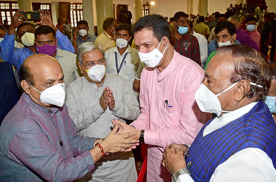 ಸರ್ಕಾರ ಆರು ತಿಂಗಳು ಪೂರೈಸಿರುವ ಪ್ರಯುಕ್ತ ವಿಧಾನಸೌಧದ ಬ್ಯಾಂಕ್ವೆಟ್ ಹಾಲ್ನಲ್ಲಿ ಶುಕ್ರವಾರ ನಡೆದ ಸಮಾರಂಭದಲ್ಲಿ ಪಾಲ್ಗೊಂಡಿದ್ದ ಮುಖ್ಯಮಂತ್ರಿ ಬಸವರಾಜ ಬೊಮ್ಮಾಯಿ ಅವರನ್ನು ಬಿಜೆಪಿ ರಾಜ್ಯ ಘಟಕದ ಅಧ್ಯಕ್ಷ ನಳಿನ್ ಕುಮಾರ್ ಕಟೀಲ್ ಹಸ್ತಲಾಘವ ನೀಡಿ ಅಭಿನಂದಿಸಿದರು. ಸಚಿವರಾದ ಗೋವಿಂದ ಎಂ. ಕಾರಜೋಳ ಮತ್ತು ಕೆ.ಎಸ್. ಈಶ್ವರಪ್ಪ ಇದ್ದರು– ಪ್ರಜಾವಾಣಿ ಚಿತ್ರ