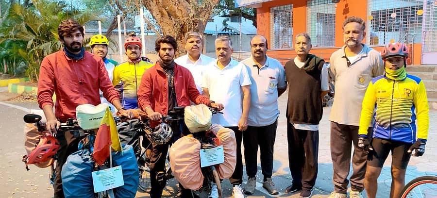 ಬೆಂಗಳೂರಿನ ಹೇಮಂತ್ ಹಾಗೂ ಧನುಷ್ ಸೈಕಲ್ ಜಾಥಾ ಆರಂಭಿಸಿದ್ದು ಶುಕ್ರವಾರ ರಾಯಚೂರಿಗೆ ಆಗಮಿಸಿದಾಗ ರೋಟರಿ ಕ್ಲಬ್ ನ ಸದಸ್ಯರು ಕೃಷಿ ವಿಶ್ವವಿದ್ಯಾಲಯದ ಬಳಿ ಸನ್ಮಾನಿಸಿ ಅಭಿನಂದಿಸಿದರು