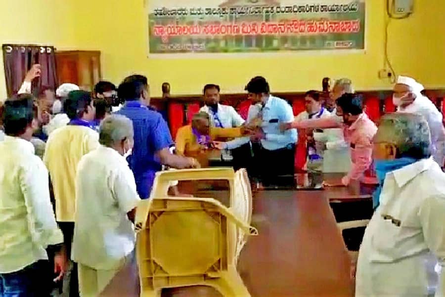 ತಹಶೀಲ್ದಾರ್ ಮೇಲೆ ಪ್ರತಿಭಟನಕಾರರು ಹಲ್ಲೆ ಮಾಡಿದರು