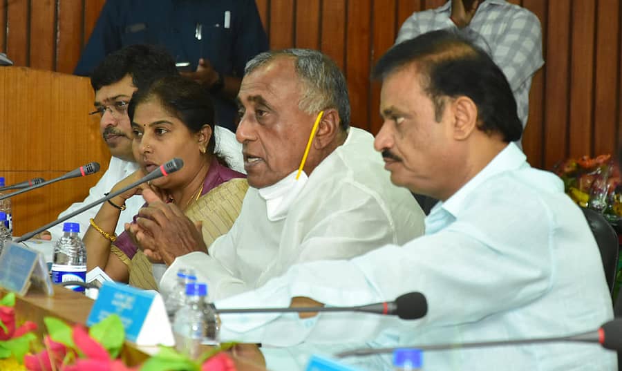 ಚಿತ್ರದುರ್ಗದ ಜಿಲ್ಲಾ ಪಂಚಾಯಿತಿ ಸಭಾಂಗಣದಲ್ಲಿ ತೋಟಗಾರಿಕೆ ಸಚಿವ ಎನ್.ಮುನಿರತ್ನ ಅಧ್ಯಕ್ಷತೆಯಲ್ಲಿ ಪ್ರಗತಿ ಪರಿಶೀಲನಾ ಸಭೆ ಶನಿವಾರ ನಡೆಯಿತು. ವಿಧಾನಪರಿಷತ್ ಸದಸ್ಯ ಕೆ.ಎಸ್.ನವೀನ್, ಶಾಸಕಿ ಕೆ.ಪೂರ್ಣಿಮಾ, ಶಾಸಕ ಜಿ.ಎಚ್.ತಿಪ್ಪಾರೆಡ್ಡಿ ಇದ್ದಾರೆ.