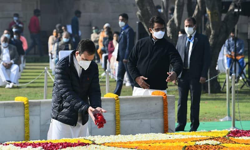 ಮಹಾತ್ಮ ಗಾಂಧೀಜಿ ಅವರ ಸಮಾಧಿಗೆ ನಮಿಸುತ್ತಿರುವ ರಾಹುಲ್‌ ಗಾಂಧಿ