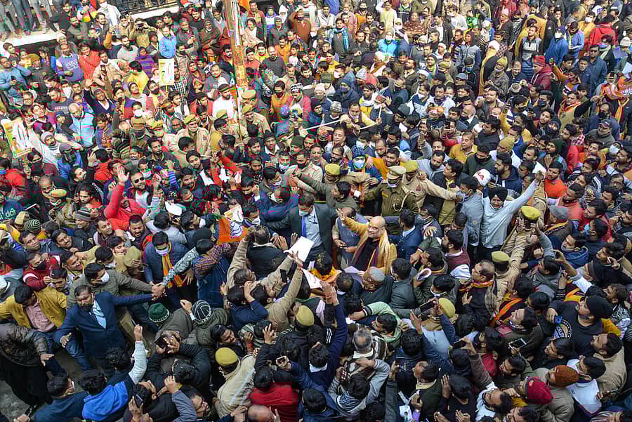 ಕೇಂದ್ರ ಗೃಹ ಸಚಿವ ಅಮಿತ್ ಶಾ ಅವರು ಮುಜಫ್ಫರ್ನಗರದಲ್ಲಿ ಶನಿವಾರ ಚುನಾವಣಾ ಪ್ರಚಾರ ನಡೆಸಿದರು. ಭಾರಿ ಸಂಖ್ಯೆಯಲ್ಲಿ ಜನ ಸೇರಿದ್ದರೂ ಕೋವಿಡ್ ತಡೆ ಮಾರ್ಗಸೂಚಿ ಅನುಸರಿಸಿರಲಿಲ್ಲ ಎಂಬ ಆರೋಪ ಕೇಳಿ ಬಂದಿದೆ ಪಿಟಿಐ ಚಿತ್ರ