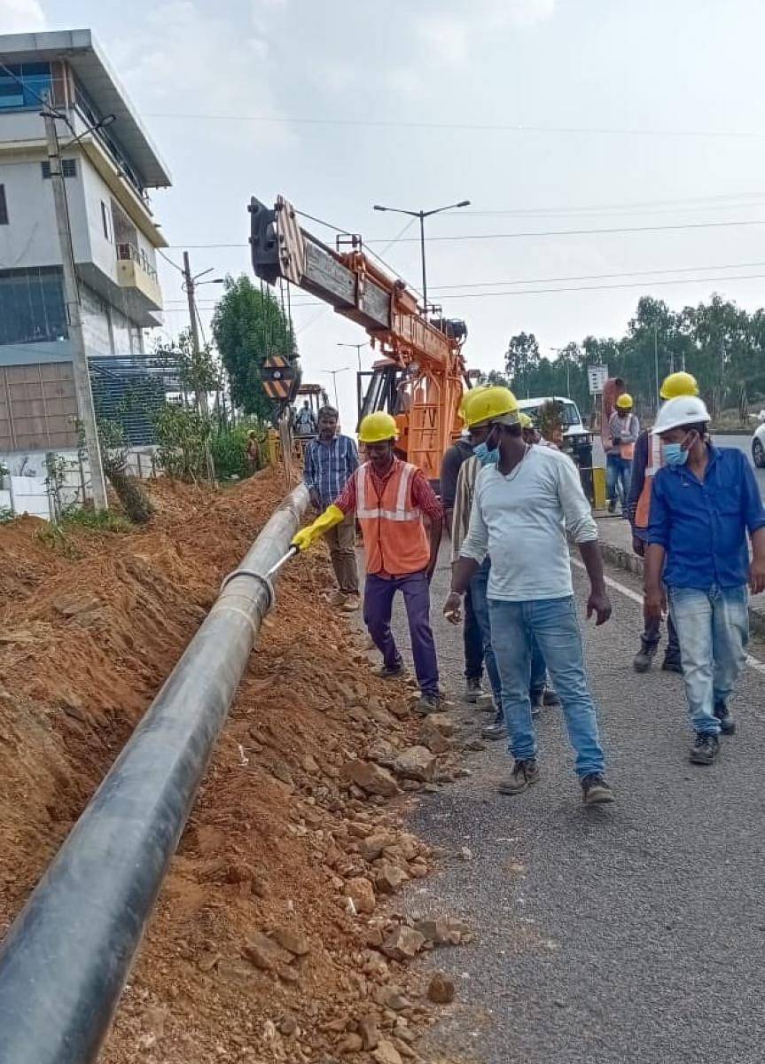 ಮೈಸೂರಿನ ರಿಂಗ್ ರಸ್ತೆ ಬಳಿ ಪೈಪ್ಲೈನ್ ಅಳವಡಿಕೆ ಕಾಮಗಾರಿ