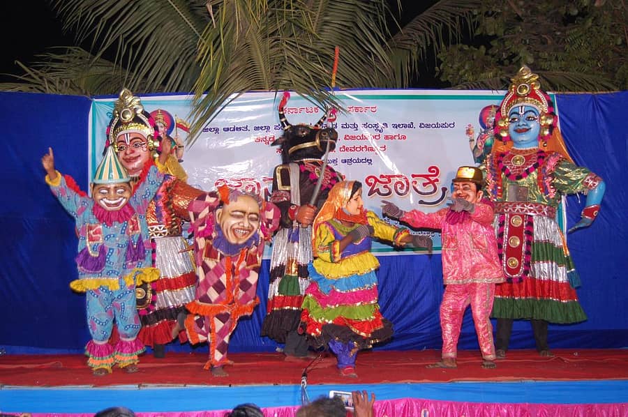 ಬಬಲೇಶ್ವರ ತಾಲ್ಲೂಕು ದೇವರಗೆಣ್ಣೂರ ಲಕ್ಷ್ಮೀದೇವಿ ದೇವಾಲಯದಲ್ಲಿ ನಡೆದ ಜಾನಪದ ಜಾತ್ರೆ ನಿಮಿತ್ತ ಕಲಾವಿದರು ನೃತ್ಯ ಪ್ರದರ್ಶಿಸಿದರು (ಪ್ರಜಾವಾಣಿ ಸಂಗ್ರಹ ಚಿತ್ರ)